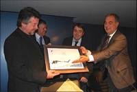 El periodista uruguayo Roger Rodríguez recibe el Premio Casa América Catalunya