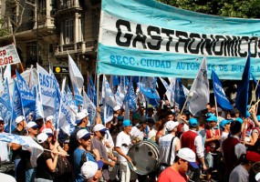 Multitudinaria marcha en defensa del empleo